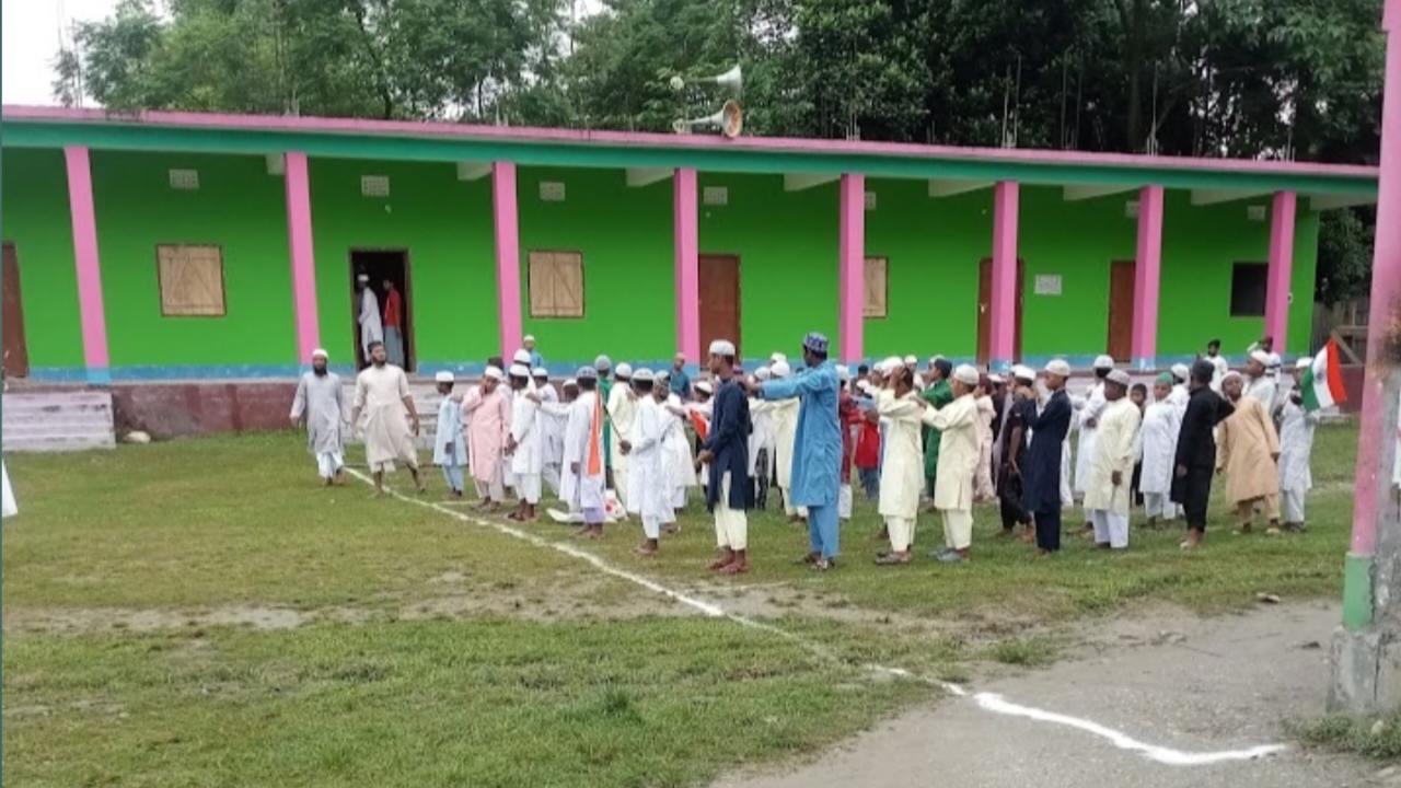 ২৬শে জানুয়ারী প্রজাতন্ত্র দিবস উদযাপনের জন্য সকল মাদ্রাসা ছাত্রদের সাথে শিক্ষকরা প্রস্তুতি নিচ্ছেন।